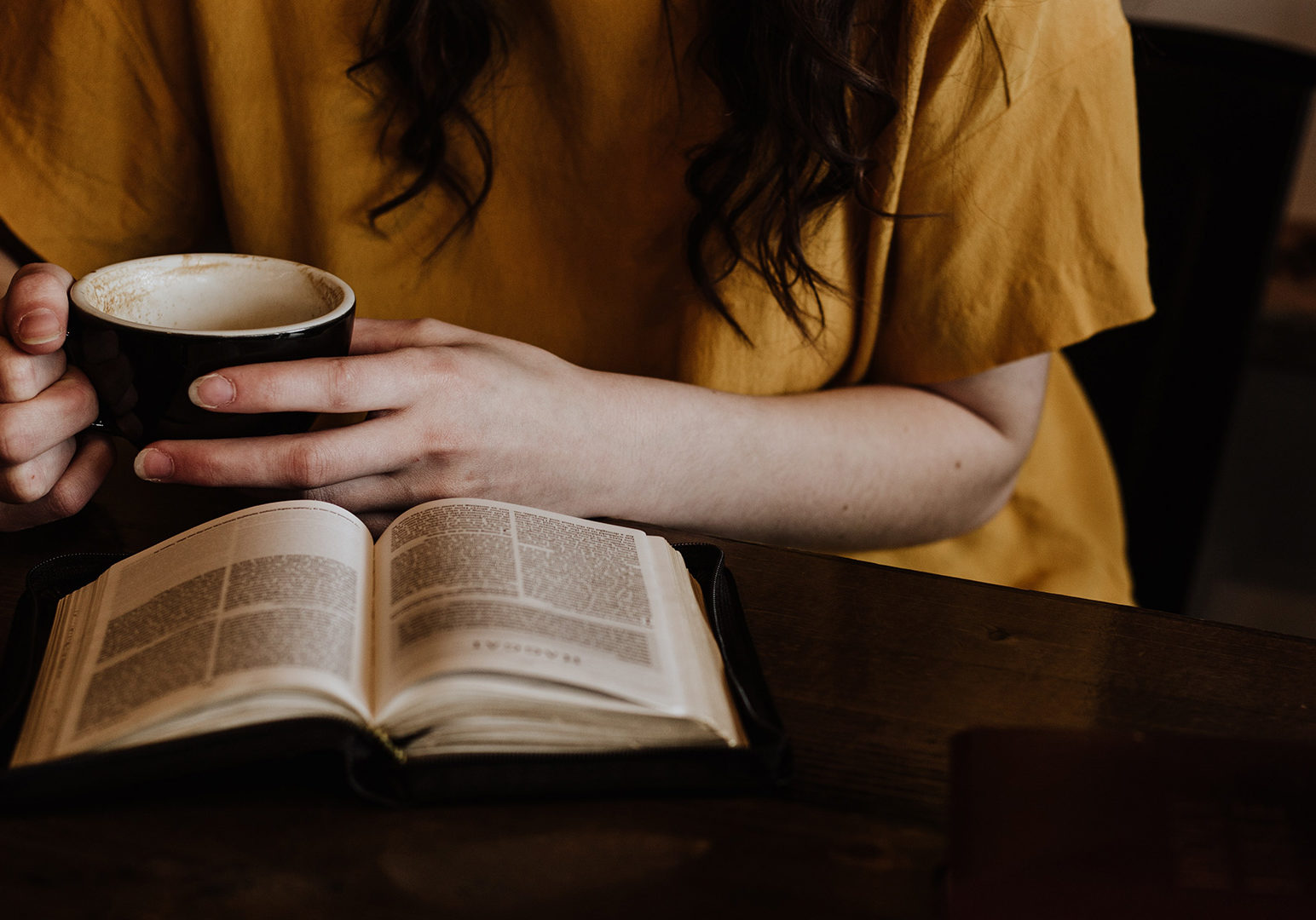 woman-holding-mug-in front-of-Bible